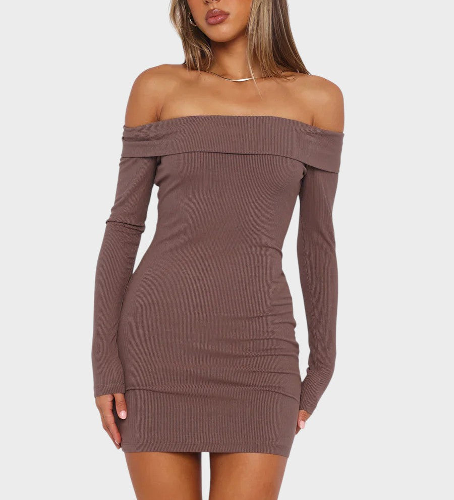 Carolina - Vestido Intemporal com Ombros à Mostra